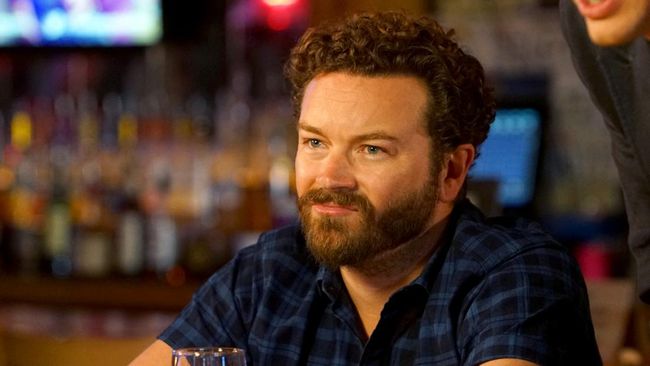Istri Danny Masterson disebut tidak niat bercerai usai suaminya divonis penjara 30 tahun atas kasus pemerkosaan.