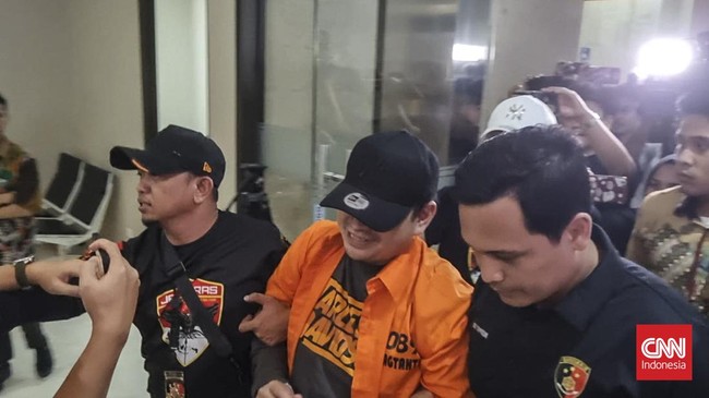Tersangka kepemilikan senjata api ilegal Dito Mahendra ditangkap seorang diri saat berada di sebuah villa yang terletak di kawasan Canggu, Badung, Bali.