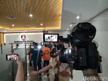 img-title Telah Ditangkap Usai Ditetapkan DPO, Dito Mahendra Tiba di Bareskrim Mabes Polri