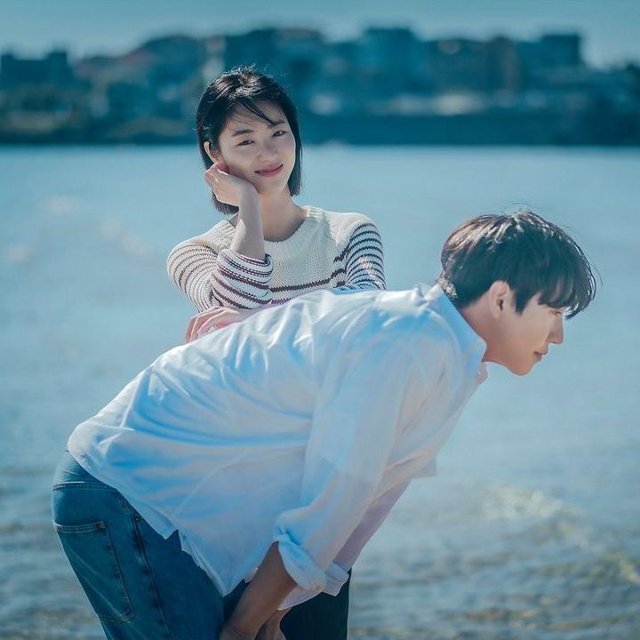 <p>Kisah cinta mereka harus berakhir ketika Yeon Jun meninggal dunia. Namun, kejadian misterius membuat Jun Hee terlempar ke tahun 1998 dan bertemu Nam Si Heon yang juga diperankan oleh Ahn Hyo Seop. Pemuda itu mengingatkannya kepada sang kekasih yang telah meninggal, Bunda. (Foto: Dok. Netflix)</p>