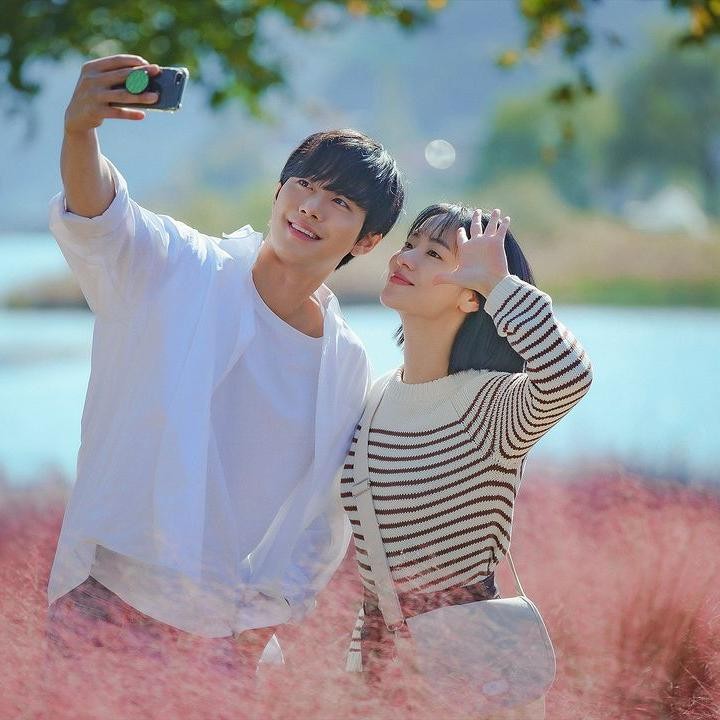 <p>Di luar adegan drakor, Jeon Yeo Been dan Ahn Hyo Seop terlihat akrab ketika menghabiskan waktu di sela-sela momen syuting. Keduanya sudah membuat penonton tak sabar untuk menyaksikan adegan romantis mereka. "can't wait ya ampun," kata @lalabe****** (Foto: Dok. Netflix)</p>