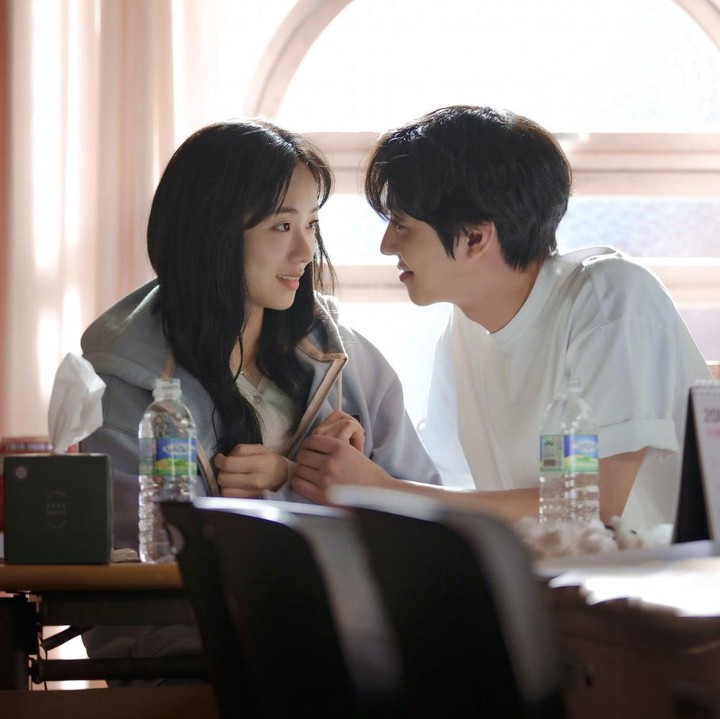 <p>Drama Korea ini akan mengajak Bunda mengikuti kisah cinta Yeon JUn dan Jun Hee yang melintasi perjalanan waktu. Penuh dengan momen bittersweet, ada banyak adegan romantis yang bikin baper, nih. Bahkan, kedua artis ini juga saling menampilkan chemistry yang kuat di balik layar. (Foto: Dok. Netflix)</p>