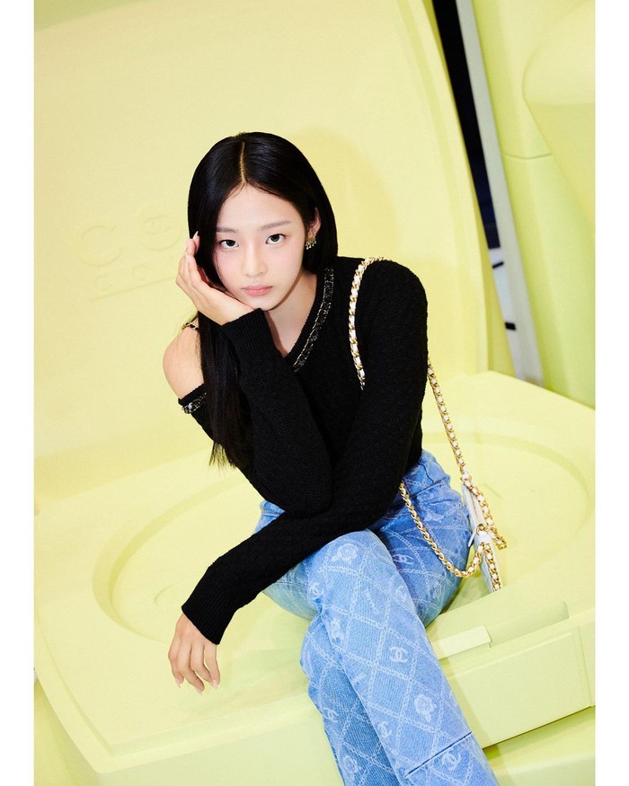 Ingin tampil elegan namun tak berlebihan saat hangout? Padukan saja long sleeve shirt hitam dan celana jeans biru seperti Minji berikut ini./ Foto: Instagram/newjeans_official