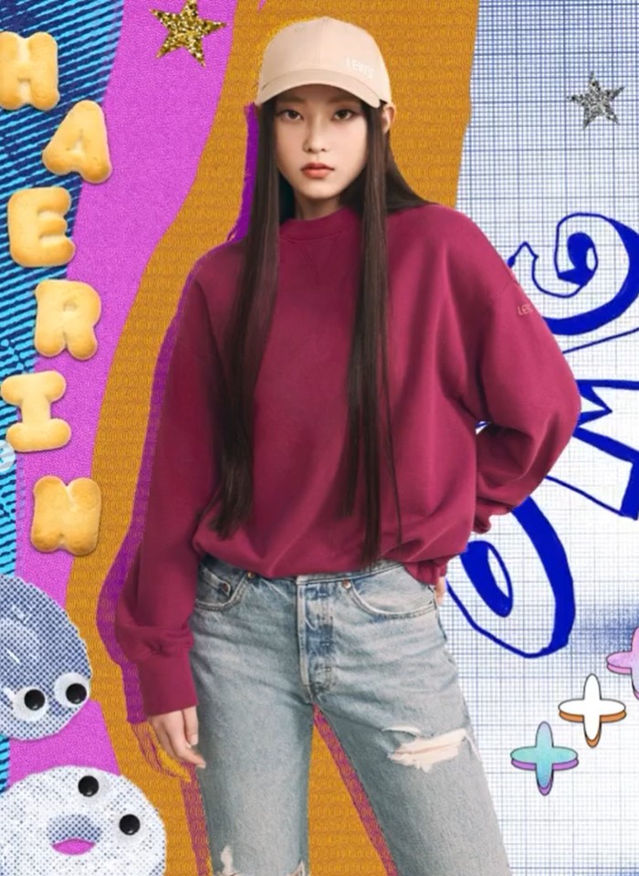 Ingin tampil simple dan kasual saat hangout? Paduan celana jeans, crewneck sweatshirt, dan baseball cap ala Haerin ini bisa banget jadi inspirasi./ Foto: Instagram/newsjeans_official