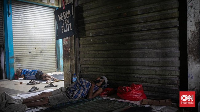 FOTO: Pijatan Terapis Jalanan di Lorong Pasar Induk Kramat Jati