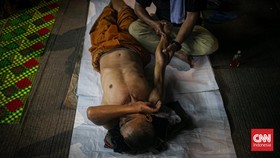 FOTO: Pijatan Terapis Jalanan di Lorong Pasar Induk Kramat Jati