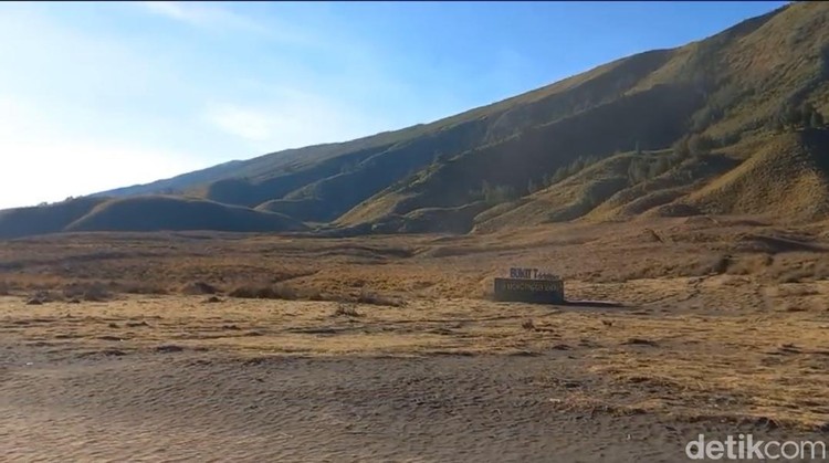 Kebakaran di Bromo berpotensi menyebabkan flora dan fauna langka hilang dan masyarakat mengalami gangguan pernapasan. Kebakaran di Bromo berpotensi menyebabkan flora dan fauna langka hilang dan masyarakat mengalami gangguan pernapasan.