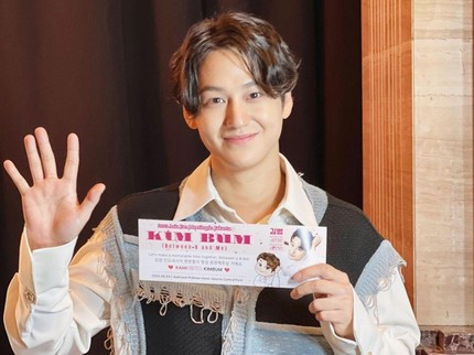 5 Potret Aktor Tampan Korea Kim Bum Saat di Indonesia, Santap Satai hingga Nasi Goreng