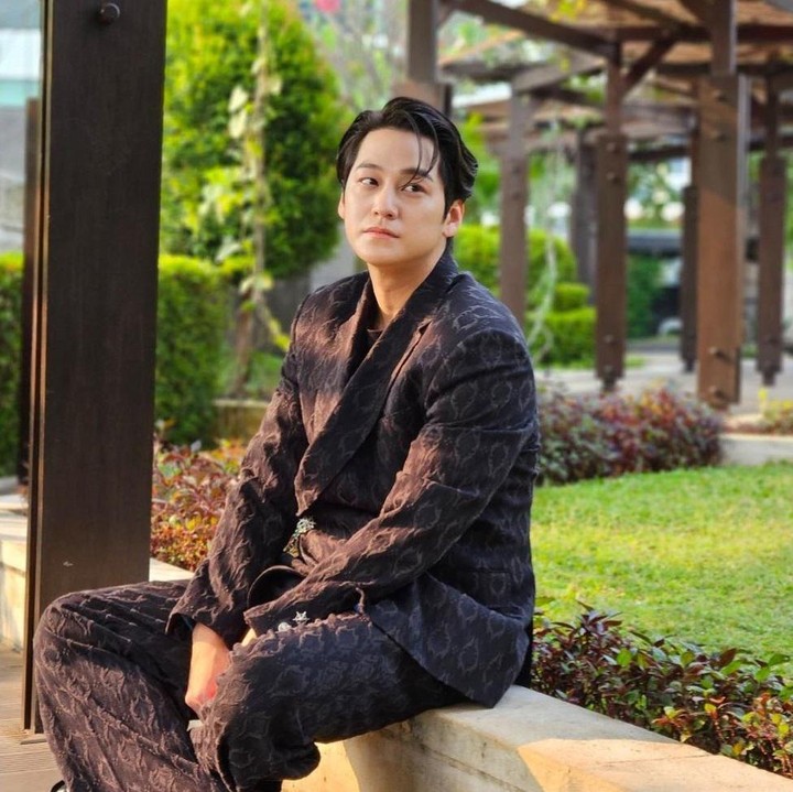 <p>Di kesempatan itu, Kim Bum membagikan sederet potret keseruannya ketika mengunjungi Jakarta. Bintang drama Korea <em>Ghost Doctor</em> itu terlihat tampan ketika berpose mengenakan setelan jas warna cokelat saat menghadiri acara konferensi pers. (Foto: Instagram @k.kbeom)</p>