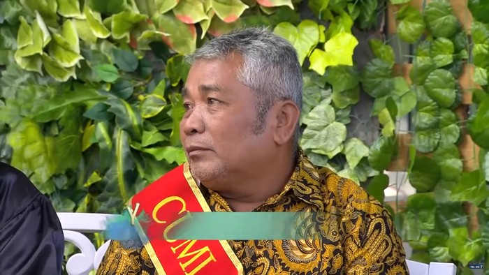 Kisah Sopir Truk Sekolahkan Anak Sampai Sarjana