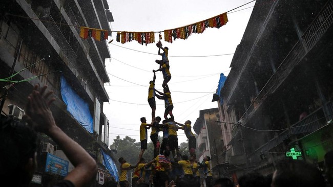FOTO: Melihat Perayaan Kelahiran Dewa Krishna di Mumbai
