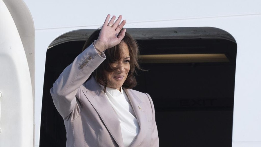 Momen Wapres AS Kamala Harris Tinggalkan Indonesia U.S. Vice President Kamala Harris waves as she boards Air Force Two to leave after attending the Association of Southeast Asian Nations (ASEAN) Summit, at Soekarno-Hatta International Airport in Tangerang, Indonesia Thursday, Sept. 7, 2023. (Yasuyoshi Chiba/Pool Photo via AP)