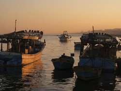 Nelayan Palestina Tantang Tembakan Angkatan Laut Israel