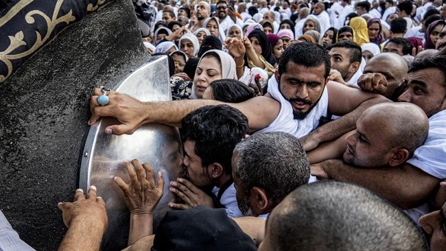 Seorang pengusaha dan influencer Malaysia dirujak netizen setelah mengunggah video dirinya saat hendak mencium batu hajar aswad di Ka'bah.
