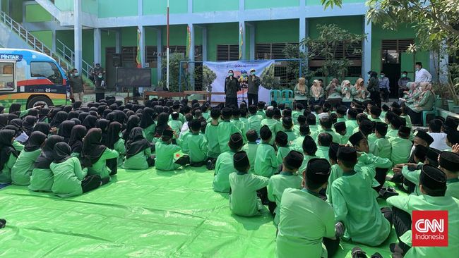CT Arsa Foundation menggelar penyuluhan terkait bahaya polusi bersama Skrineer kepada siswa Madrasah Ibtidaiyah (MI) Al Gaotsiyah, Kamal, Jakarta Barat.