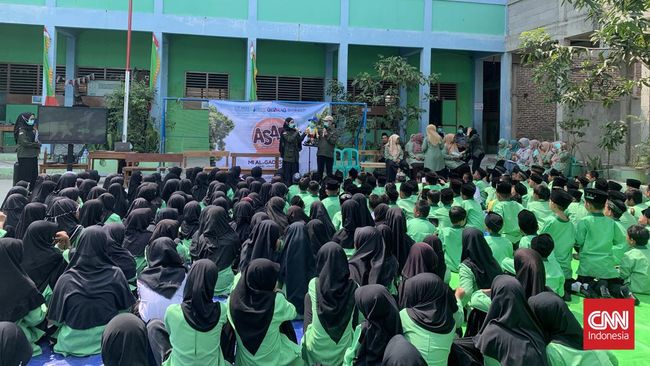 CT ARSA Foundation bekerja sama dengan Skrineer menggelar penyuluhan terkait bahaya polusi di MI Al Gaotsiyah, Kamal, Jakarta Barat, Jumat (8/9).