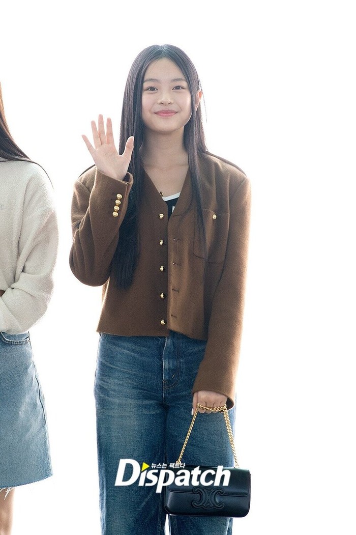 Perpaduan celana denim dengan blazer cokelat dan inner hitam ala Hanni ini cocok banget buat dipakai ngantor./ Foto: kpopping.com