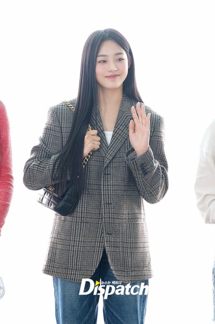Perpaduan celana jeans biru dengan inner putih, plaid blazer, dan sling bag hitam ala Minji ini cocok banget buat dipakai ngantor nih, Beauties./ Foto: Dispatch