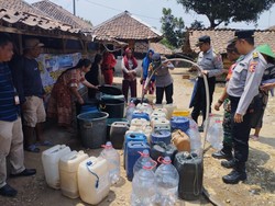 Polisi Bagikan Air Bersih ke Warga Bekasi Terdampak Kekeringan