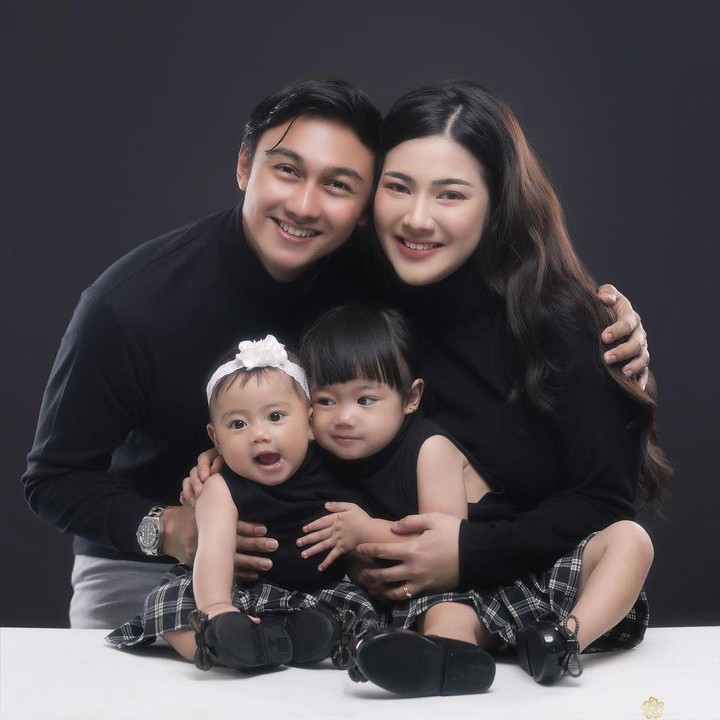 <p>Felicya Angelista dikaruniai dua orang anak perempuan bernama Graziella Bible Emmanuela dan Zefanya Graneth Emmanuela. Sejak lahir, Bible dan Zefa sudah dikelilingi bintang dunia, termasuk artis Korea, lho. (Foto: Instagram: @felicyangelista_)</p>
