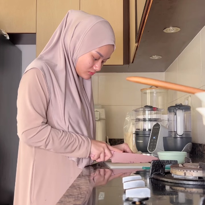 <p>Dinda Hauw sempat mengunggah video ketika dirinya memasakkan MPASI untuk Kaba. Dinda membuat menu bubur ayam cincang dengan porsi makan tiga kali. (Foto: Instagram: @dindahw)</p>