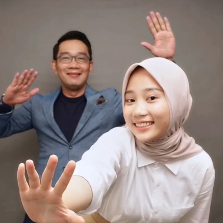 <p>Kedekatan Zara dan Ridwan Kamil ini lantas membuat banyak netizen iri, Bunda. Mereka juga menyebut Ridwan Kamil sangat manis pada anak perempuannya ini. (Foto: Instagram: @ridwankamil)</p>