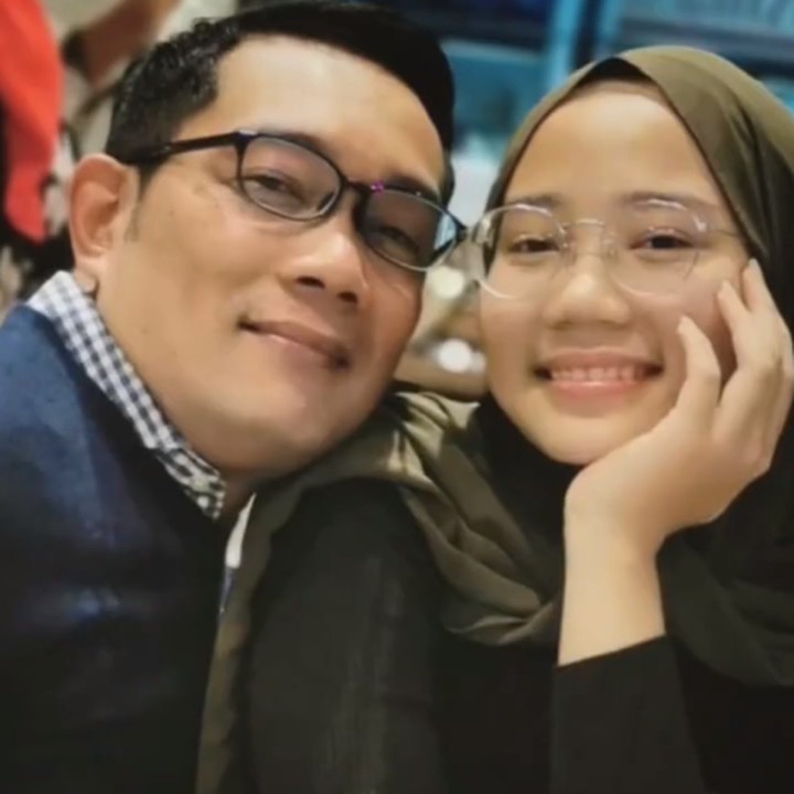 <p>Ridwan Kamil menikah dengan Atalia Praratya pada tahun 1996. Dari pernikahannya, Ridwan Kamil dikaruniai dua orang anak bernama Emmeril Kahn Mumtadz dan Camillia Laetitia Azzahra. (Foto: Instagram: @ridwankamil)</p>