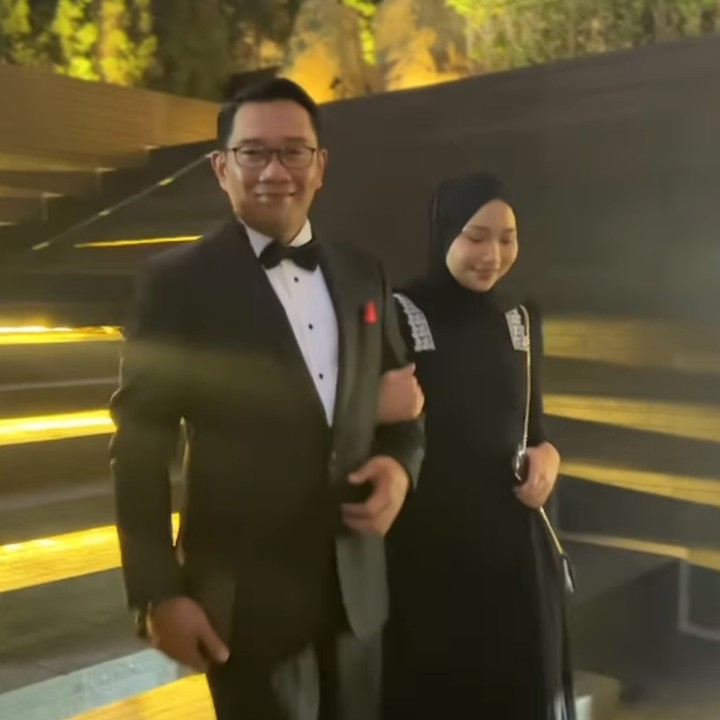 <p>"<em>Date night</em> bareng istri (tidak). <em>Date night</em> bareng anak gadis (<em>check</em>). <em>I love you @camilliazr</em>," tulis Ridwan Kamil dalam akun Instagram-nya. (Foto: Instagram: @ridwankamil)</p>