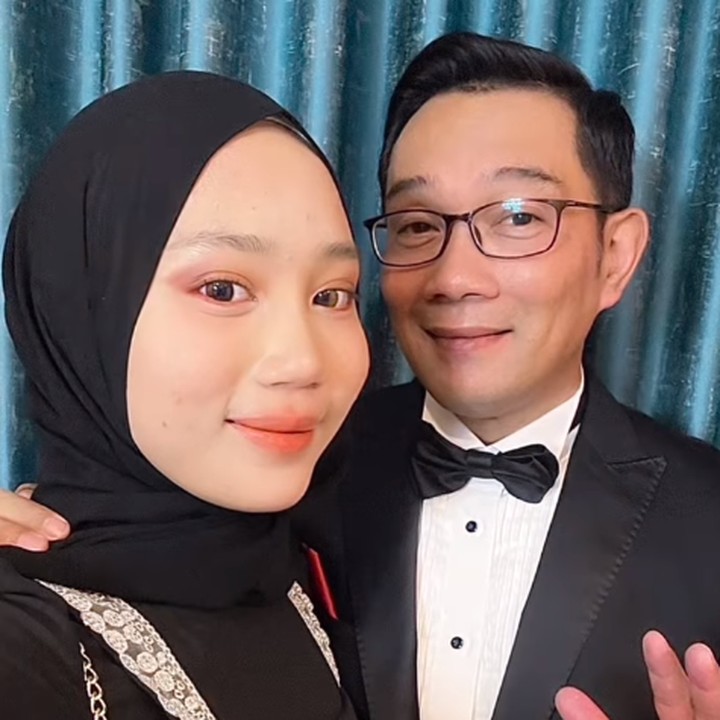 <p>Kala itu, Gubernur Jawa Barat ini terlihat gagah mengenakan jas hitam dan dasi kupu-kupu. Sementara itu, Zara sangat anggun dan cantik dengan gaun hitam. (Foto: Instagram: @ridwankamil)</p>