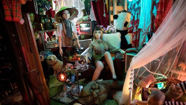 Rumah yang dijadikan museum boneka seks itu tidak hanya berisi boneka dalam berbagai posisi dan model pakaian, tapi juga memajang berbagai macam barang erotika.