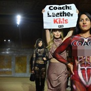 Baru Hari Pertama NYFW, Aktivis Nekat Ganggu Fashion Show Lewat Aksi Protes Tanpa Busana