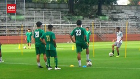 VIDEO: Belum Berlisensi AFC-A-Pro, Uston Pimpin Latihan Persebaya