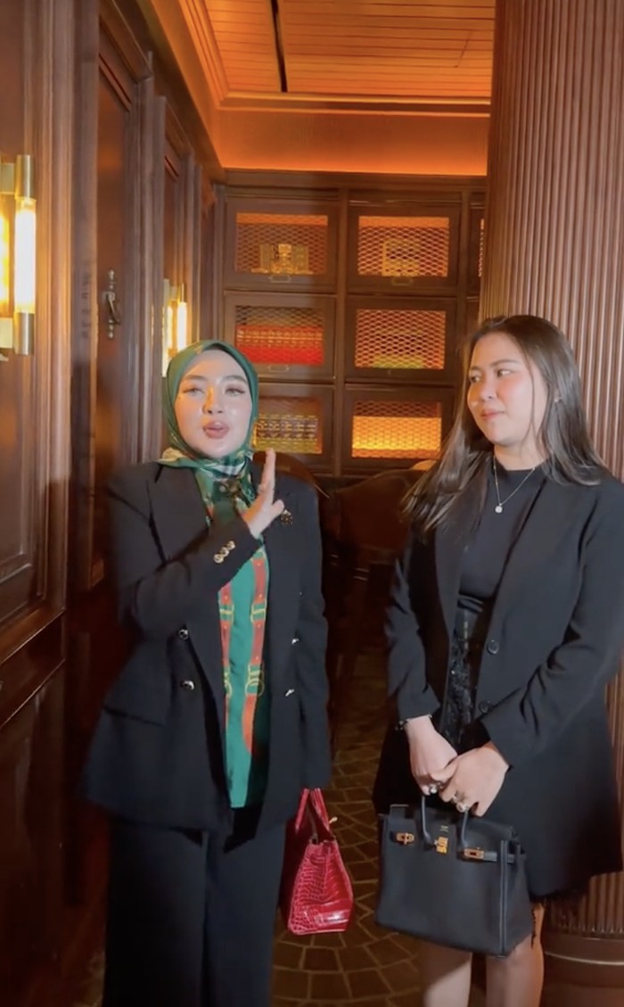 Konten tebak outfit TikTok Shella Saukia