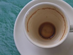 Ini 5 Cara Mudah Bersihkan Noda Kopi Membandel di Cangkir