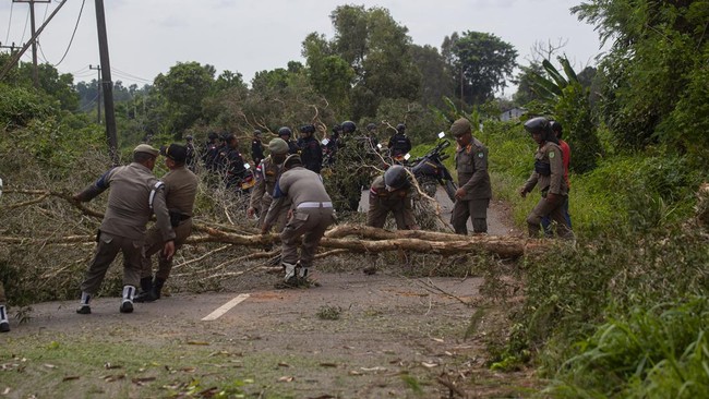 Pemerintah akan menggelar mediasi atas konflik lahan di Pulau Rempang. Ratusan personel polisi tambahan dikirim ke lokasi.