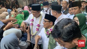 Senyum Anies Kala Respons Kemunculan Ganjar di Tayangan Azan TV
