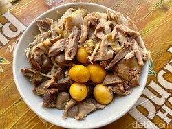 Menyeruput Bakmi Asui dengan Daging Ayam Kampung Melimpah