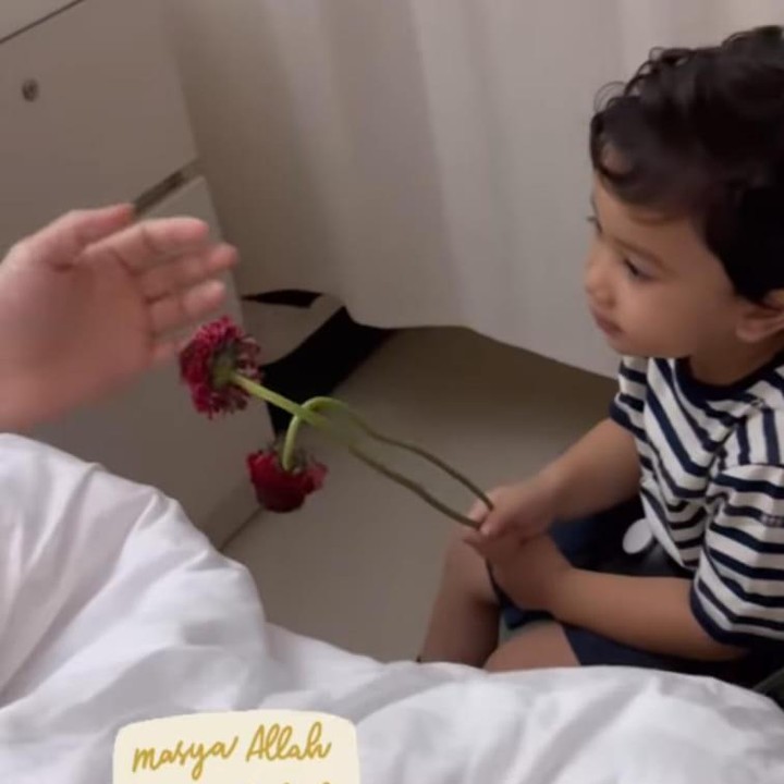 <p>Ia pun terlihat memberikan bunga tersebut kepada sang ayah dan mengatakan, "cepat sembuh ya Abi," ujar anak laki-laki 3 tahun ini kepada sang ayah. (Foto: Instagram@zaskiasungkar15)</p>