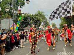 Kala Wisatawan Asing Dibuat Terpukau dengan Kirab Pancasila di Asia Afrika