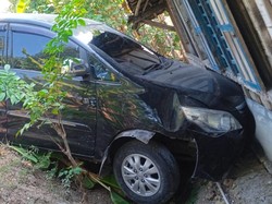 Mobil Pelat Merah Nyelonong Tabrak Rumah Warga Bojonegoro