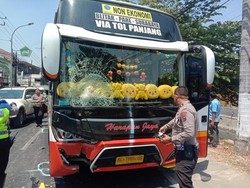 Pemotor Tewas Setelah Tabrak Bus Harapan Jaya di Jombang