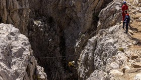 FOTO: Penjelajah Gua AS Terjebak di Kedalaman 1.000 Meter di Turki