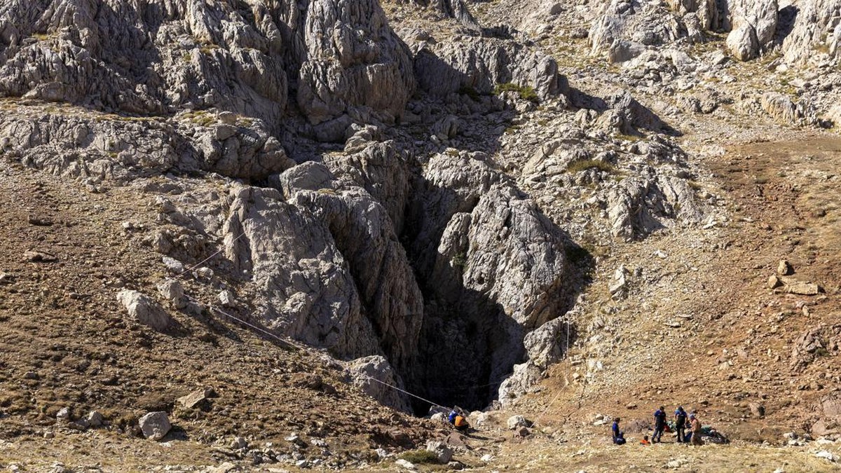 FOTO: Penjelajah Gua AS Terjebak di Kedalaman 1.000 Meter di Turki