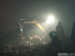 Petugas Berjibaku Padamkan Api yang Membakar TPA Kopi Luhur Cirebon