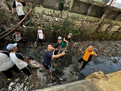 Polresta Bogor Kota Ajak Pelajar Bersihkan Saluran Air hingga Tingkatkan Literasi