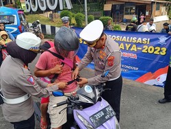 Polisi di Bogor Bagikan Sabuk Keselamatan ke Pemotor yang Boncengkan Anak