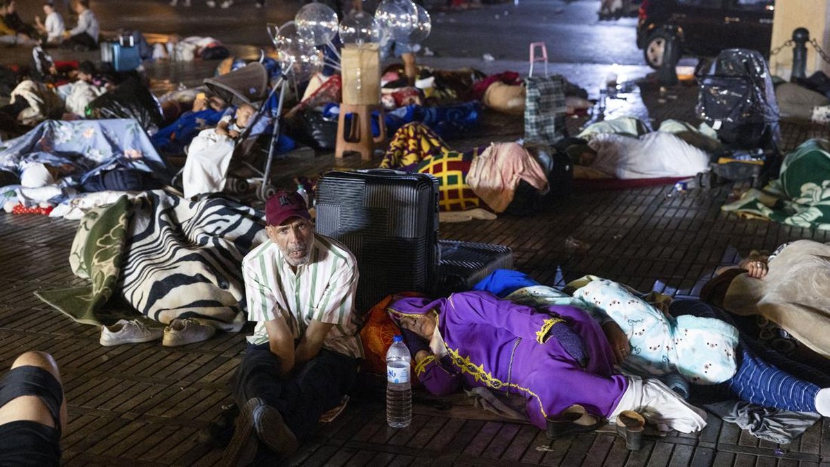 FOTO: Warga Maroko Tidur di Pinggir Jalan Khawatir Gempa Susulan