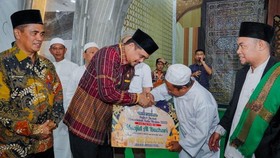 Bobby Sumbangkan Rp10 Juta per Bulan untuk Gaji Imam dan Muazin Masjid