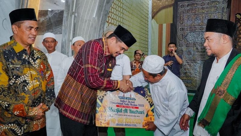 Bobby Sumbangkan Rp10 Juta per Bulan untuk Gaji Imam dan Muazin Masjid