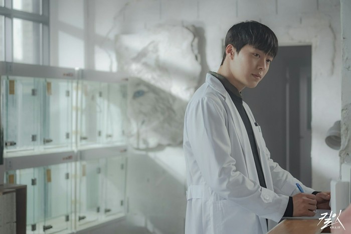 Dalam drama Kill It (2019), dikisahkan bahwa Kim Soo Hyun (Jang Ki Yong) melakukan penyamaran menjadi dokter hewan untuk menutupi identitasnya sebagai seorang pembunuh bayaran./ Foto: instagram.com/ocn_official